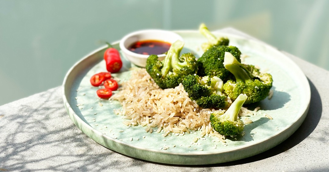 Tallrik med råris, broccoli och chili